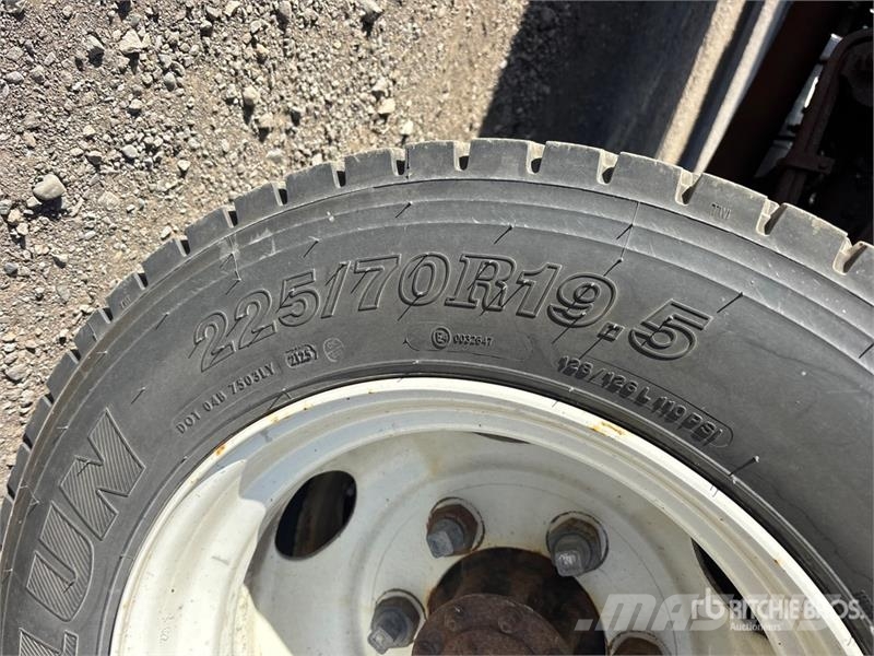 Isuzu NRR Sunkvežimiai su dengtu kėbulu