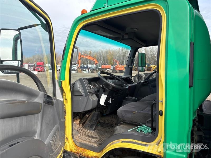 Isuzu NRR Bakwagens met gesloten opbouw