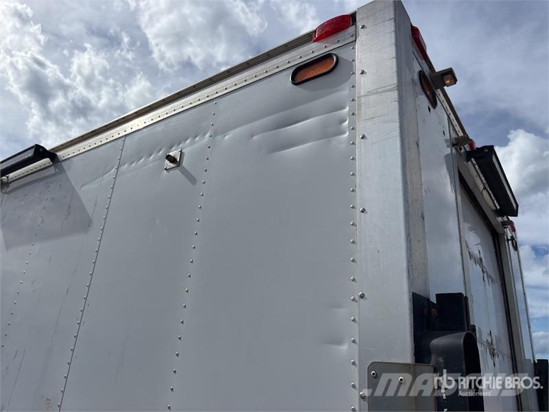 Isuzu NRR Camiones caja cerrada