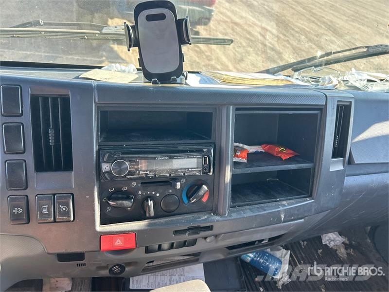 Isuzu NRR Dobozos teherautók