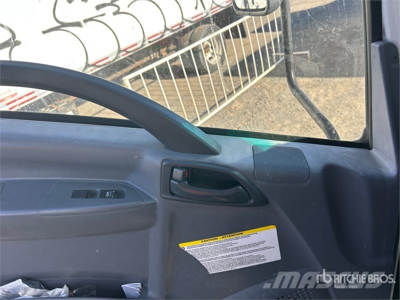 Isuzu NRR Dobozos teherautók