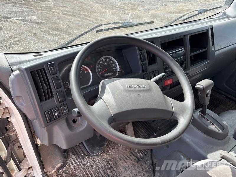 Isuzu NRR Camiones caja cerrada