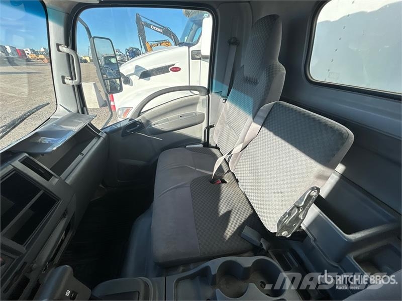 Isuzu NRR Фургони