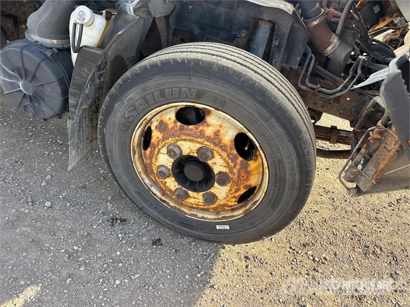 Isuzu NRR Sunkvežimiai su dengtu kėbulu