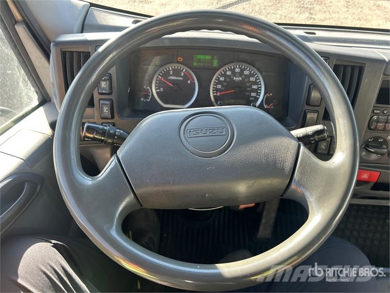 Isuzu NRR Фургони