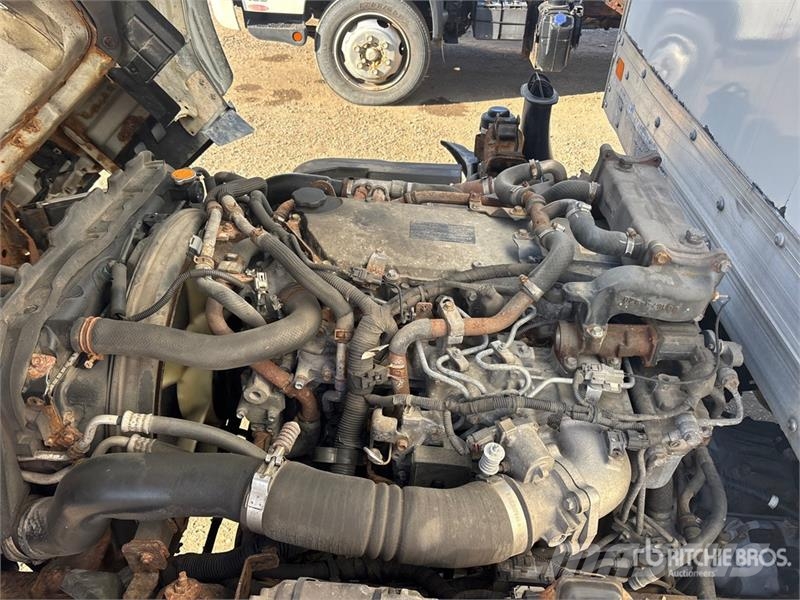 Isuzu NRR Sunkvežimiai su dengtu kėbulu