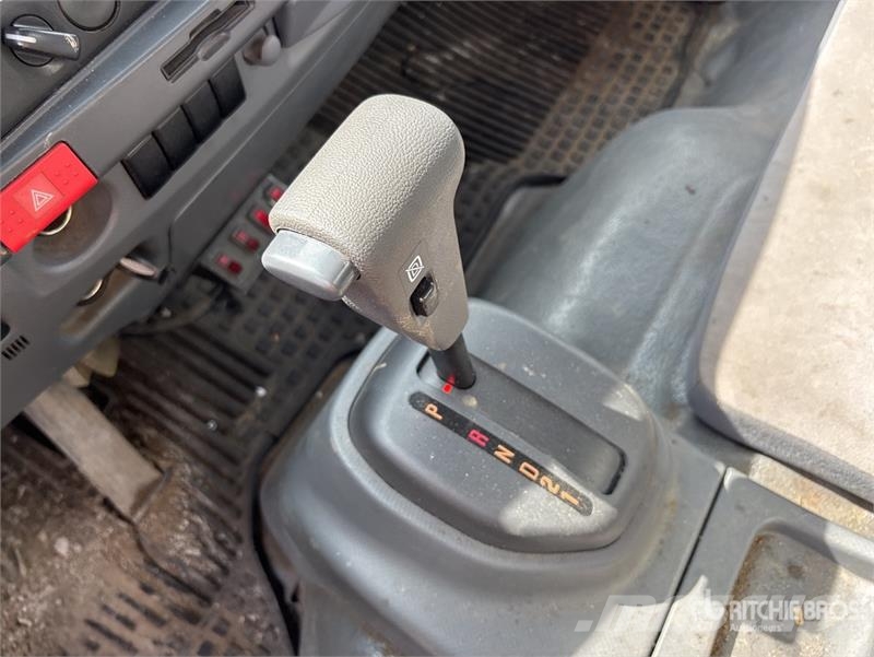 Isuzu NRR Camiones caja cerrada