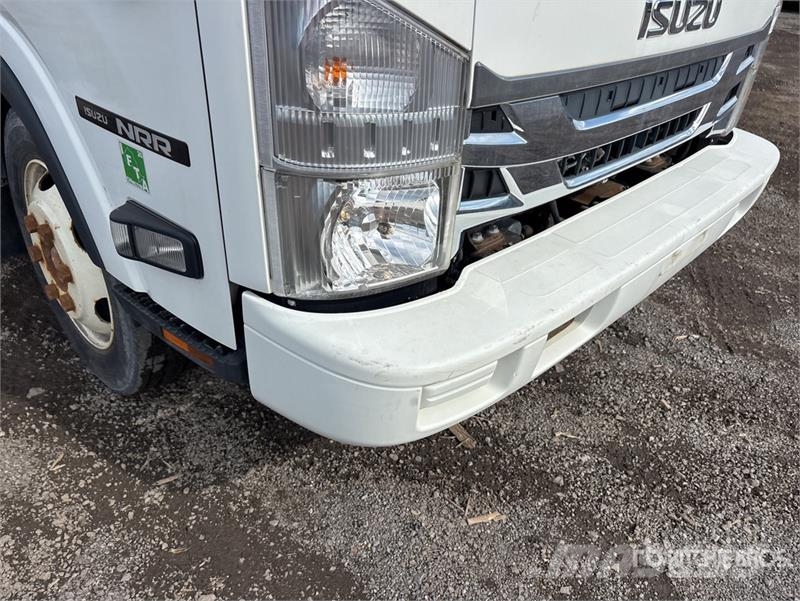 Isuzu NRR Camiones caja cerrada
