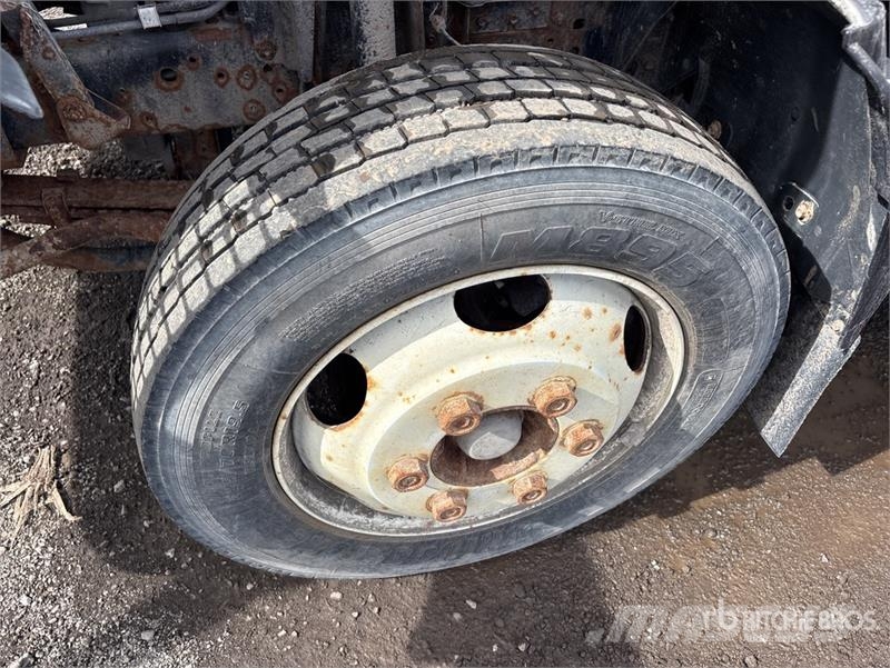 Isuzu NRR Camiones caja cerrada
