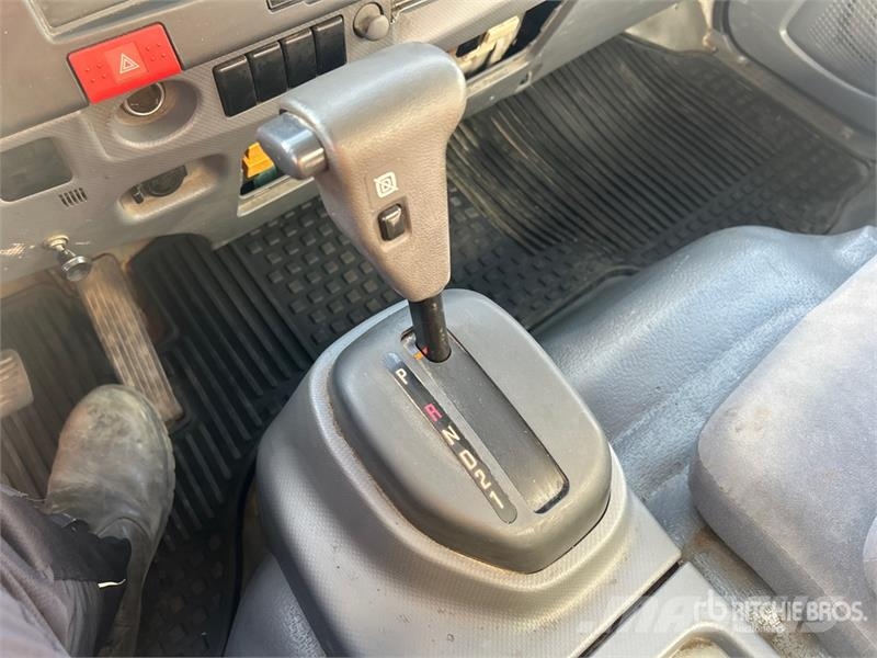 Isuzu NRR Фургони