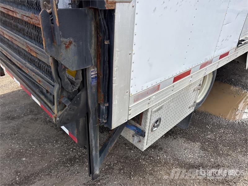 Isuzu NRR Camiones caja cerrada