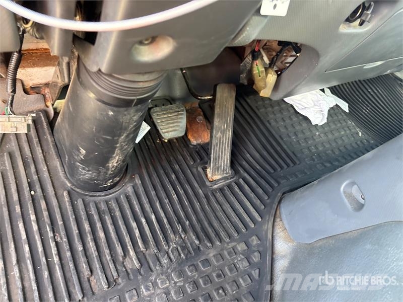 Isuzu NRR Sunkvežimiai su dengtu kėbulu