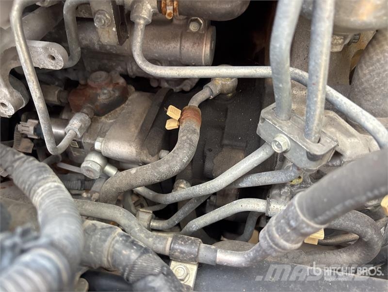 Isuzu NRR Camiones caja cerrada