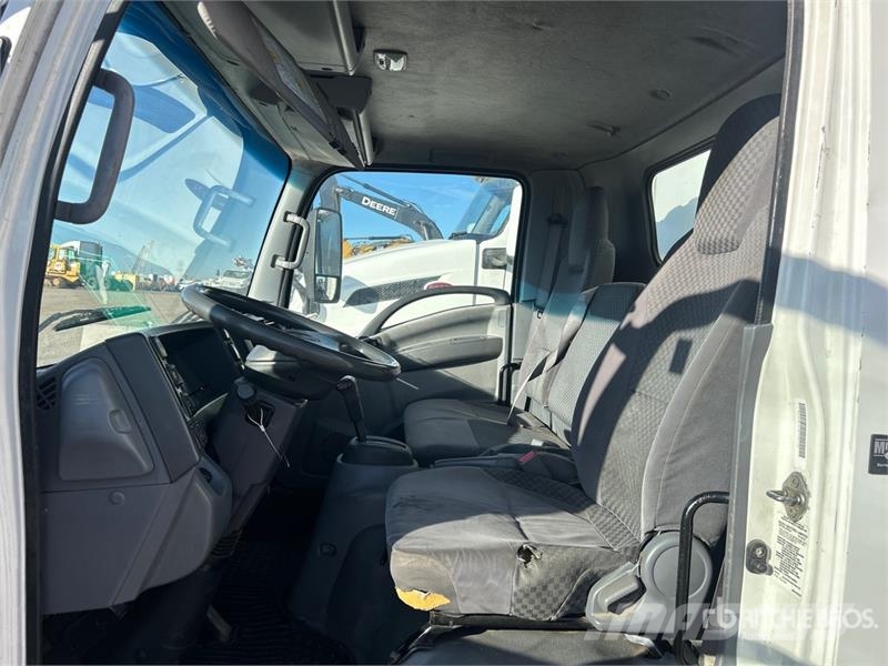 Isuzu NRR Фургони