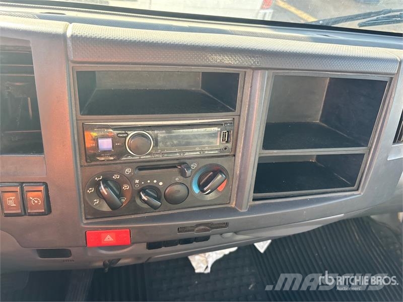 Isuzu NRR Sunkvežimiai su dengtu kėbulu