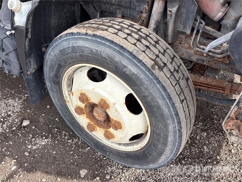 Isuzu NRR Camiones caja cerrada