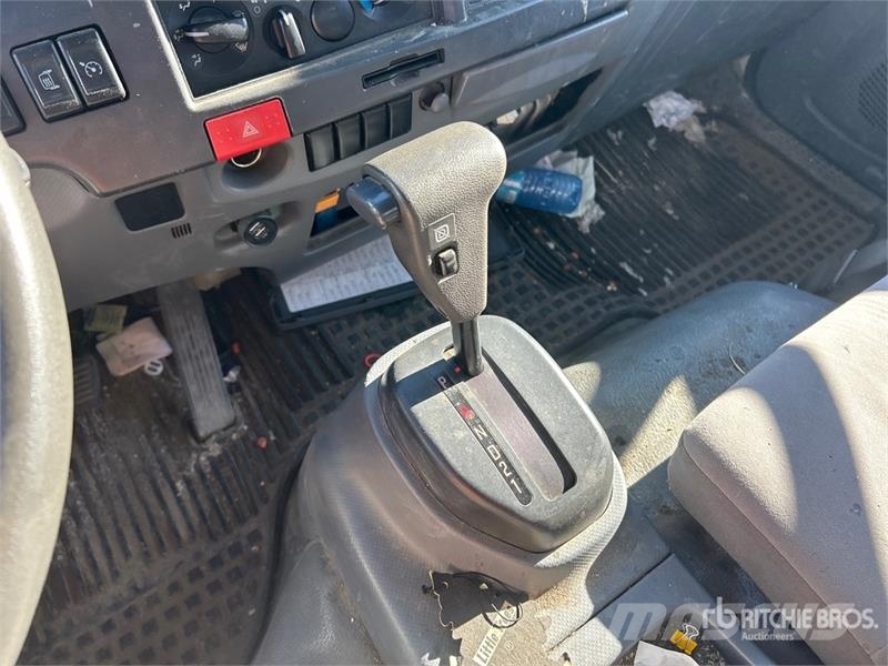 Isuzu NRR Dobozos teherautók