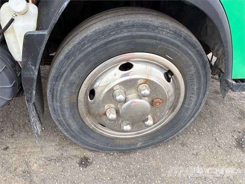 Isuzu NRR Bakwagens met gesloten opbouw