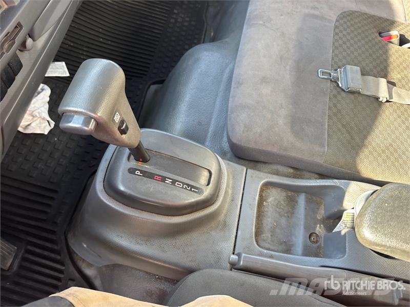 Isuzu NRR Sunkvežimiai su dengtu kėbulu