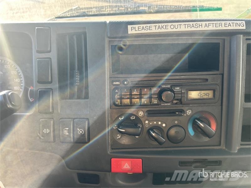 Isuzu NRR Фургони