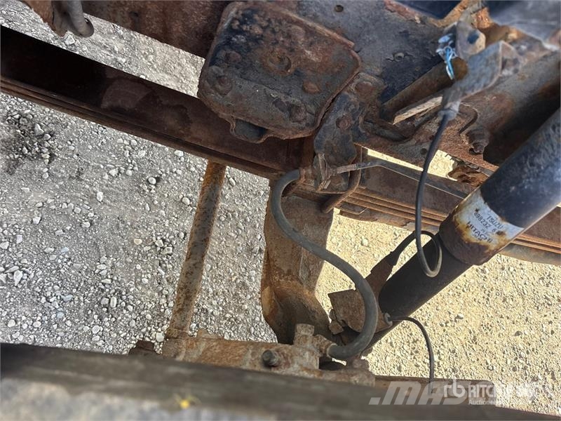 Isuzu NRR Sunkvežimiai su dengtu kėbulu