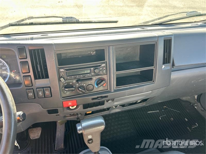 Isuzu NRR Dobozos teherautók