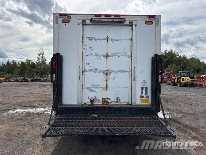 Isuzu NRR Camiones caja cerrada
