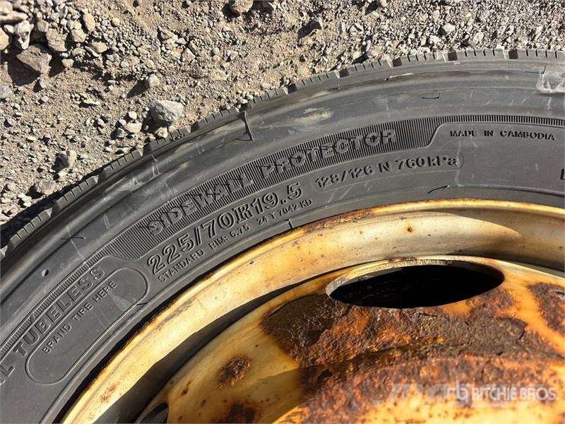 Isuzu NRR Sunkvežimiai su dengtu kėbulu