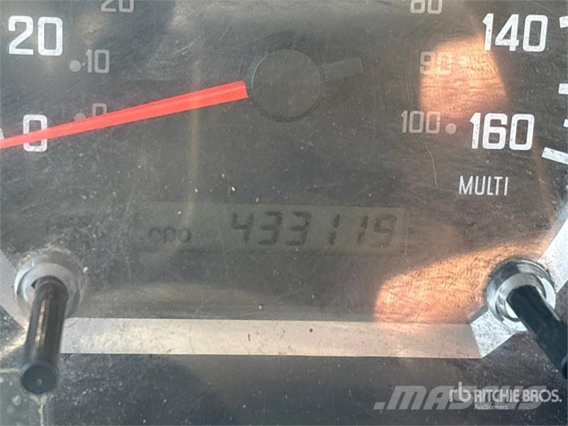 Isuzu NRR Sunkvežimiai su dengtu kėbulu