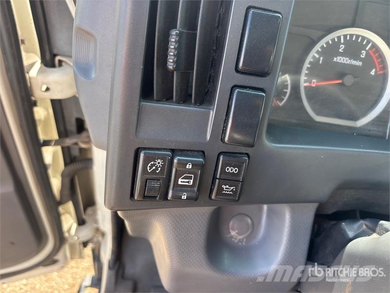 Isuzu NRR 탑차 트럭
