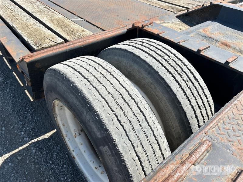 J.C. T/A Removable Gooseneck Lowboy Trailer Mélybölcsős
