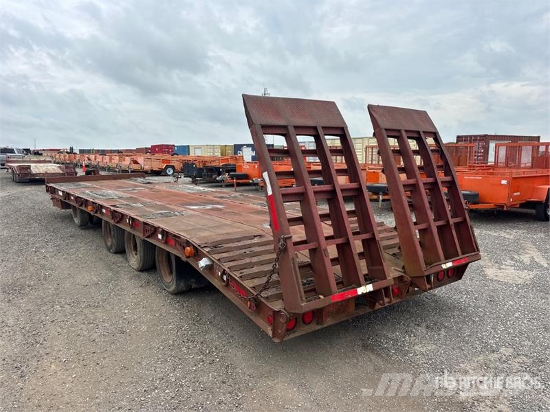  J C Trailer 33 ft Quad/A Equipment Trailer Ремаркета за превоз на автомобили
