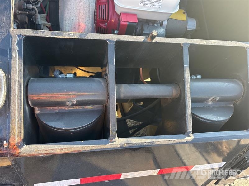 J.C. Trailer Tri/A Removable Gooseneck Lowboy Trailer Mélybölcsős