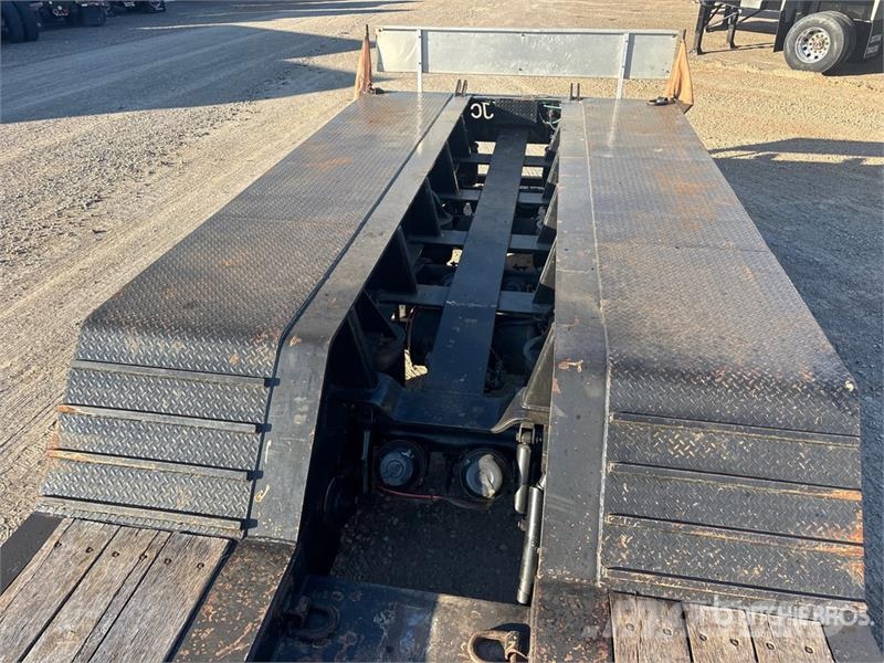 J.C. Trailer Tri/A Removable Gooseneck Lowboy Trailer Mélybölcsős