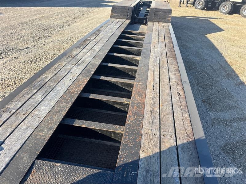 J.C. Trailer Tri/A Removable Gooseneck Lowboy Trailer Mélybölcsős