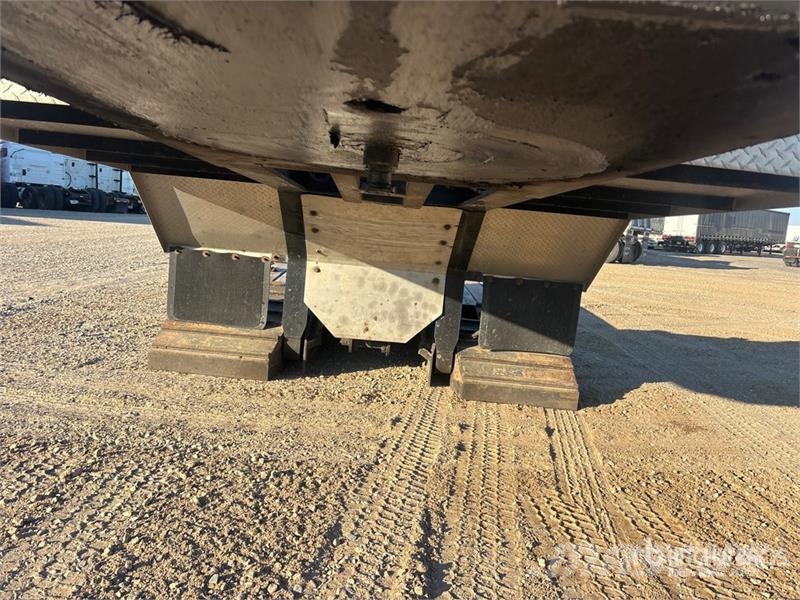 J.C. Trailer Tri/A Removable Gooseneck Lowboy Trailer Mélybölcsős