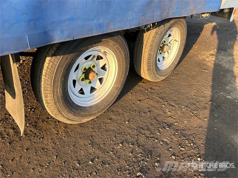 J & L 13 ft T/A Enclosed Trailer Прицепы-фургоны