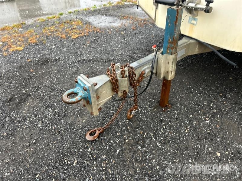 J.L. Leclerc 13 ft T/A Enclosed Trailer Rimorchi cassonati