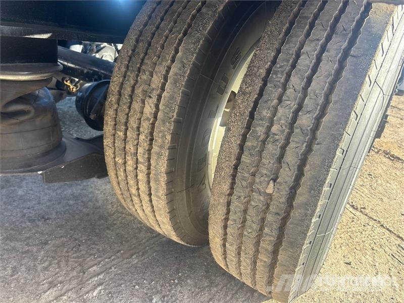  J &  Trailers DD3-P2-B2 65 ton Tri/A Removable Goo لوادر منخفضة