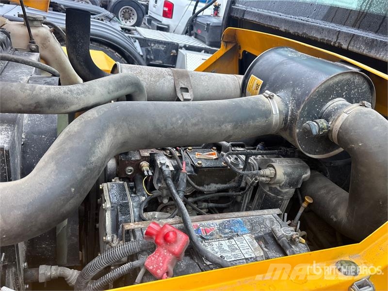 JCB 940 8000 lb 4x2 Rough Terrain Forklift Навантажувачі підвищеної прохідності