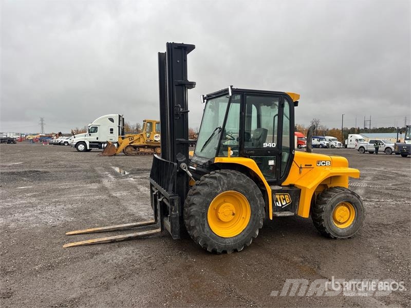 JCB 940 8000 lb 4x2 Rough Terrain Forklift Навантажувачі підвищеної прохідності