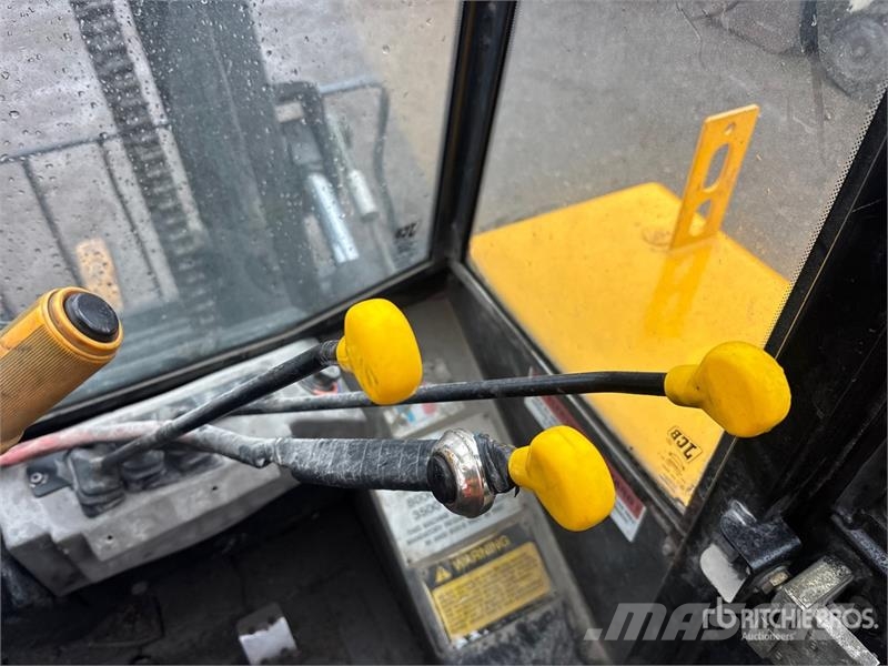 JCB 940 8000 lb 4x2 Rough Terrain Forklift Навантажувачі підвищеної прохідності
