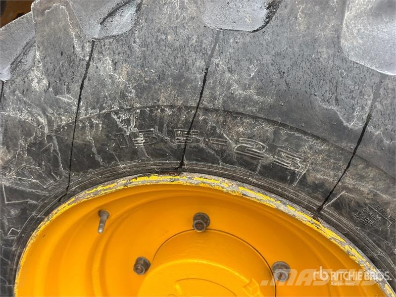 JCB 940 8000 lb 4x2 Rough Terrain Forklift Навантажувачі підвищеної прохідності