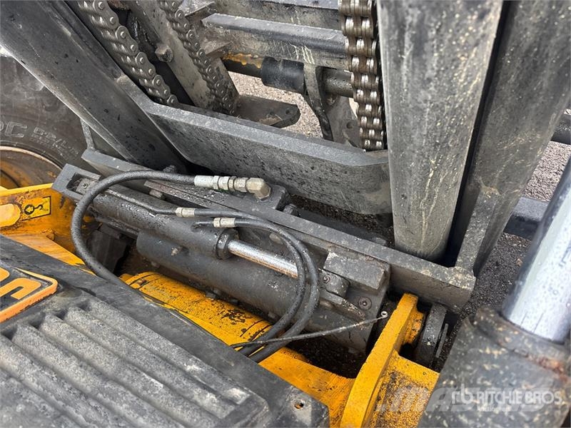 JCB 940 8000 lb 4x2 Rough Terrain Forklift Навантажувачі підвищеної прохідності