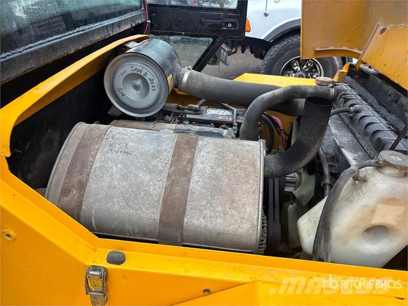 JCB 940 8000 lb 4x2 Rough Terrain Forklift Навантажувачі підвищеної прохідності