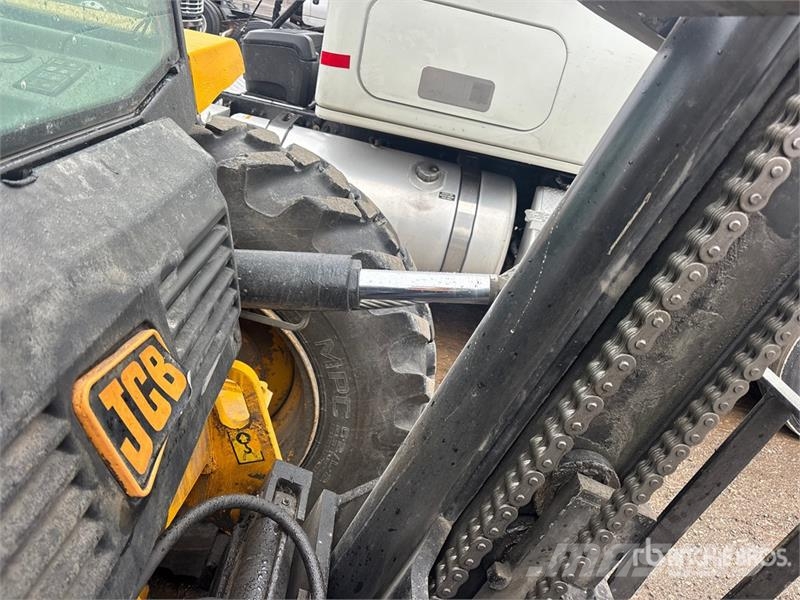 JCB 940 8000 lb 4x2 Rough Terrain Forklift Навантажувачі підвищеної прохідності