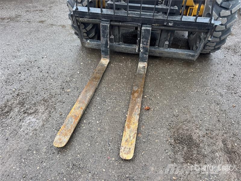 JCB 940 8000 lb 4x2 Rough Terrain Forklift Навантажувачі підвищеної прохідності