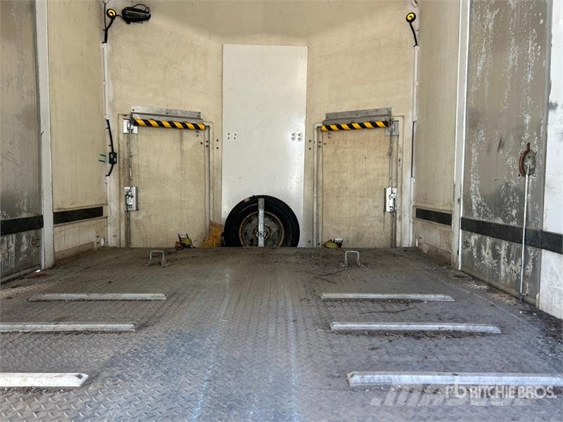 JL Leclerc 03356 13 ft T/A Enclosed Trailer Причепи-фургони