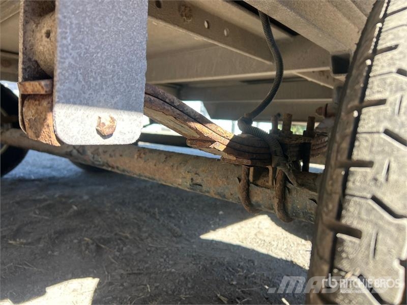 JL Leclerc 03356 13 ft T/A Enclosed Trailer Причепи-фургони