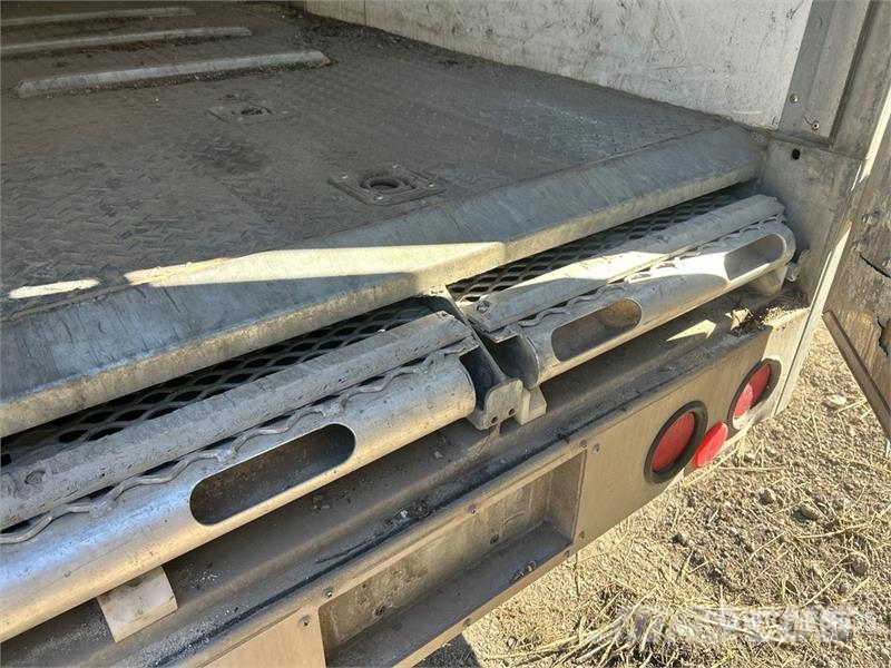 JL Leclerc 03356 13 ft T/A Enclosed Trailer Причепи-фургони